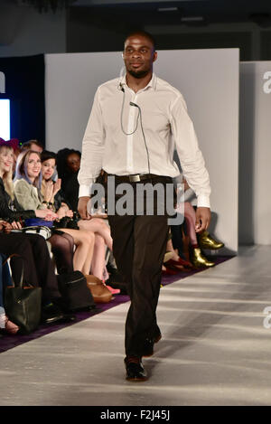 London, UK. 19. September 2015. Moderatorin bei der London Fashion Week einen Weg Zeitplan vom feinsten Moden im Grand Connaught Rooms, London. Bildnachweis: Siehe Li/Alamy Live News Stockfoto