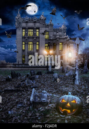 Halloween, Jack o' Lantern in einem Nacht-Friedhof Stockfoto