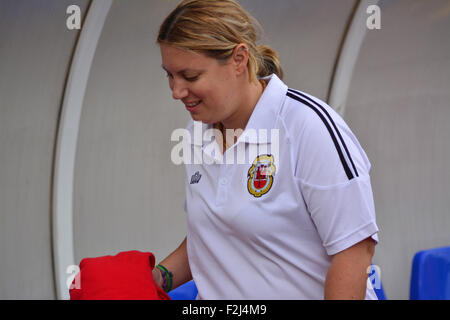 Gibraltar. 20. September 2015. Neuer Leiter des Gibraltar Frauenfußball startet den Ball ins Rollen in eine neue Ära im Frauenfußball unter ihrer Führung. Am Samstag, 19. September 2015 im Rahmen des UEFA-Grassroots Tages organisiert durch die Gibraltar-FA konfrontiert die Frauen Nationalmannschaft eine Auswahl aus der Special Olympics. Die Frauen unter der Leitung von einem neuen Abteilungsleiter und Trainer kamen 2-1 Gewinner. Bildnachweis: Stephen Ignacio/Alamy Live-Nachrichten Stockfoto