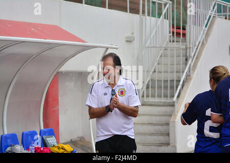 Gibraltar. 20. September 2015. Neuer Trainer für die Frauen Nationalmannschaft. Seine Aufnahme gesehen hat neue Spieler Spielmöglichkeiten hinzufügen die Kader Zahlen zu bekommen. Am Samstag, 19. September 2015 im Rahmen des UEFA-Grassroots Tages organisiert durch die Gibraltar-FA konfrontiert die Frauen Nationalmannschaft eine Auswahl aus der Special Olympics. Die Frauen unter der Leitung von einem neuen Abteilungsleiter und Trainer kamen 2-1 Gewinner. Bildnachweis: Stephen Ignacio/Alamy Live-Nachrichten Stockfoto