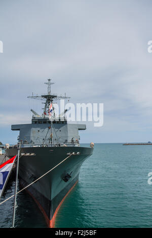 Die Fregatte schnell zeigte FF Kampfschiff für Thais und Touristen in Sattahip Marinestützpunkt besuchen Stockfoto