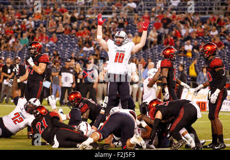 San Diego, CA. 19. Sep 2015. University of South Alabama Jaguar TE #10 Braedon Bowman signalisiert die preisgekrönten Touchdown während der San Diego State University Azteken Heimniederlage in der Overtime, die University of South Alabama Jaguars im Qualcomm Stadium in San Diego, CA. Justin Cooper/CSM/Alamy Live News Stockfoto