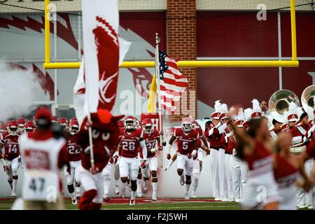 Fayetteville, AR. 19. Sep, 2015. Die Arkansas Razorbacks nehmen das Feld für das Spiel. Die Texas Tech Red Raiders besiegten die Arkansas Razorbacks 35-24 in Fayetteville, AR. Richey Miller/CSM/Alamy Live News Stockfoto