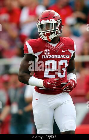 Fayetteville, AR. 19. Sep, 2015. Arkansas Linebacker Dre Greenlaw #23 bewegt sich über die Bildung, wie er aufwärmt. Die Texas Tech Red Raiders besiegten die Arkansas Razorbacks 35-24 in Fayetteville, AR. Richey Miller/CSM/Alamy Live News Stockfoto