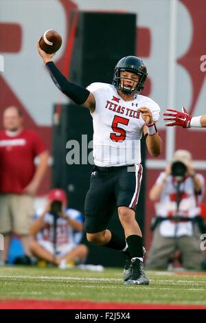 Fayetteville, AR. 19. Sep, 2015. Tech QB Patrick Mahomes II #5 Würfe aus der Tasche. Die Texas Tech Red Raiders besiegten die Arkansas Razorbacks 35-24 in Fayetteville, AR. Richey Miller/CSM/Alamy Live News Stockfoto