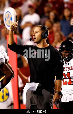 Fayetteville, AR. 19. Sep, 2015. Texas Tech Head Coach Cliff Kingsbury singles für die Seitenlinie für sein Vergehen. Die Texas Tech Red Raiders besiegten die Arkansas Razorbacks 35-24 in Fayetteville, AR. Richey Miller/CSM/Alamy Live News Stockfoto