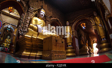 Sitzende Buddha-Statue in Thanboddhay Pagode in der Nähe von caused Stockfoto
