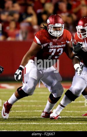 Fayetteville, AR. 19. Sep, 2015. Arkansas Guard Sebastian Tretola #73 links kommt vom Band. Die Texas Tech Red Raiders besiegten die Arkansas Razorbacks 35-24 in Fayetteville, AR. Richey Miller/CSM/Alamy Live News Stockfoto