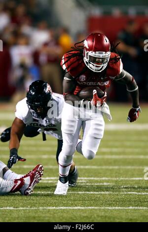 Fayetteville, AR. 19. Sep, 2015. Arkansas Runningback Alex Collins #3 kommt durch die Leitung. Die Texas Tech Red Raiders besiegten die Arkansas Razorbacks 35-24 in Fayetteville, AR. Richey Miller/CSM/Alamy Live News Stockfoto