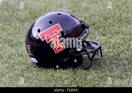 Fayetteville, AR. 19. Sep, 2015. Texas Tech Helm sitzt auf dem Rasen vor dem Spiel. Die Texas Tech Red Raiders besiegten die Arkansas Razorbacks 35-24 in Fayetteville, AR. Richey Miller/CSM/Alamy Live News Stockfoto