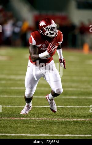 Fayetteville, AR. 19. Sep, 2015. Arkansas defensives Ende JaMichael Winston #6 kommt auf das Feld. Die Texas Tech Red Raiders besiegten die Arkansas Razorbacks 35-24 in Fayetteville, AR. Richey Miller/CSM/Alamy Live News Stockfoto