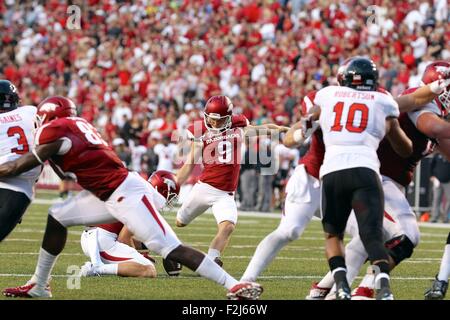 Fayetteville, AR. 19. Sep, 2015. Arkansas Ort Kicker Cole Hedlund #9 startet einen Extrapunkt. Die Texas Tech Red Raiders besiegten die Arkansas Razorbacks 35-24 in Fayetteville, AR. Richey Miller/CSM/Alamy Live News Stockfoto