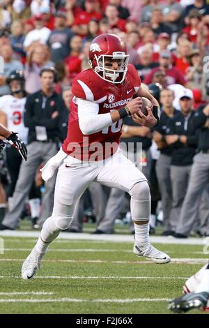 Fayetteville, AR. 19. Sep, 2015. Razorback QB Brandon Allen #10 sucht etwas Platz in laufen. Die Texas Tech Red Raiders besiegten die Arkansas Razorbacks 35-24 in Fayetteville, AR. Richey Miller/CSM/Alamy Live News Stockfoto