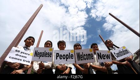 Kathmandu, Nepal. 20. Sep, 2015. Kinder halten Plakate im Rahmen einer Veranstaltung zur Feier der neuen Verfassung in Kathmandu, Hauptstadt von Nepal, am 20. September 2015. Die überfällige Verfassung treten in Kraft am 20. Sept., sobald es von Präsident Ram Baran Yadav an der verfassungsgebenden Versammlung Gebäude in der nepalesischen Hauptstadt enthüllt wird. © Sunil Sharma/Xinhua/Alamy Live-Nachrichten Stockfoto