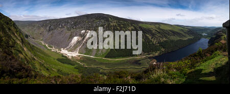 Wandern in Glendalough, County Wicklow, Irland. Weg über die Spinc mit Blick über das Tal und die Seen. 18 Panoramafotos Stockfoto