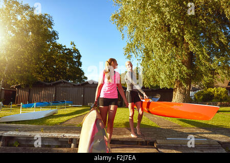 Zwei Freunde mit Kajaks zum See Stockfoto