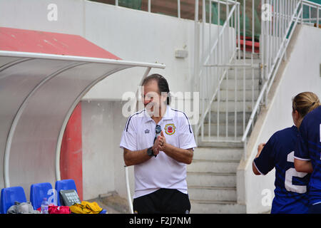 Gibraltar. 20. September 2015. Neuer Trainer für die Frauen Nationalmannschaft. Seine Aufnahme gesehen hat neue Spieler Spielmöglichkeiten hinzufügen die Kader Zahlen zu bekommen. Am Samstag, 19. September 2015 im Rahmen des UEFA-Grassroots Tages organisiert durch die Gibraltar-FA konfrontiert die Frauen Nationalmannschaft eine Auswahl aus der Special Olympics. Die Frauen unter der Leitung von einem neuen Abteilungsleiter und Trainer kamen 2-1 Gewinner. Bildnachweis: Stephen Ignacio/Alamy Live-Nachrichten Stockfoto