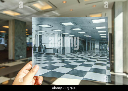 (150920)--NEW YORK, 20. September 2015 (Xinhua)--Foto aufgenommen am 19. September 2015 zeigt der Main lobby des Sekretariats der Vereinten Nationen Gebäude in New York, im Vergleich mit einem Foto an der gleichen Stelle am 20. April 1951. Im Jahre 1945 trafen sich Vertreter aus 50 Ländern in San Francisco an der Konferenz der Vereinten Nationen über internationale Organisation, die UN-Charta auszuarbeiten, die am 26. Juni 1945 von Vertretern von 50 Staaten unterzeichnet wurde. Die Vereinten Nationen entstand offiziell am 24. Oktober 1945, als die Charta wäre, China, Frankreich, die Sowjetunion ratifiziert worden Stockfoto