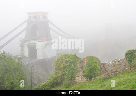 Bristol, UK. 20. September 2015. Großbritannien Wetter. Bristol Clifton Suspension Bridge in den frühen Morgenstunden Nebel gesehen. Arbeiter können reparieren die Welt berühmte Brücke in der Stadt Bristol die Europäische Grüne Hauptstadt gesehen werden. Bildnachweis: Robert Timoney/Alamy Live-Nachrichten Stockfoto