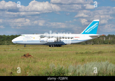 Gostomel, Ukraine - 20. Juli 2012: Antonov Airlines An-124 "Ruslan" von Startbahn hebt ab Stockfoto