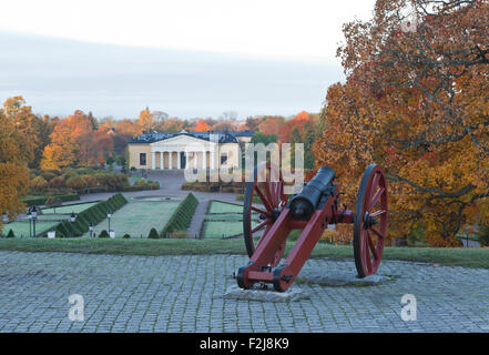 UPPSALA, SCHWEDEN AM 14. OKTOBER 2013. Blick von einem Hügel und eine Kanone. Alte Waffe diesseits des Botanischen Gartens. Redaktionelle Nutzung. Stockfoto