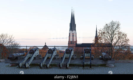 UPPSALA, SCHWEDEN AM 14. OKTOBER 2013. Blick aus einem Fort über die Kathedrale und die Stadt. Kanonen dieser Seite. Am frühen Morgen. Editorial. Stockfoto