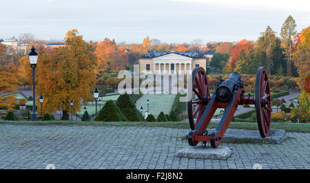 UPPSALA, SCHWEDEN AM 14. OKTOBER 2013. Blick von einem Hügel und eine Kanone. Alte Waffe diesseits des Botanischen Gartens. Redaktionelle Nutzung. Stockfoto