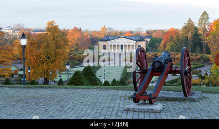 UPPSALA, SCHWEDEN AM 14. OKTOBER 2013. Blick von einem Hügel und eine Kanone. Alte Waffe diesseits des Botanischen Gartens. Redaktionelle Nutzung. Stockfoto