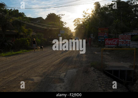 Eine staubige Schotterpiste führt von Tamarindo-Stadt, Playa Langosta in Guanacaste, Costa Rica Stockfoto