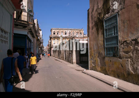 Eine typische Straßenszene in Alt-Havanna, Kuba. Stockfoto