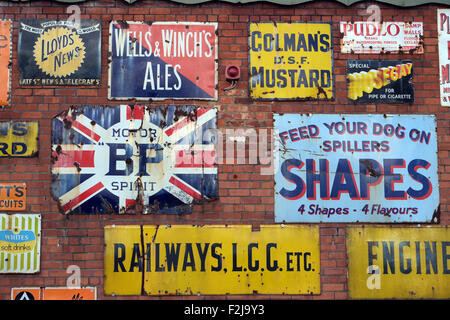 Vintage Emaille Werbeschilder an vergangene Zeiten Antiquitäten Zentrum, Eccleston, Chorley, Lancashire, England UK Stockfoto