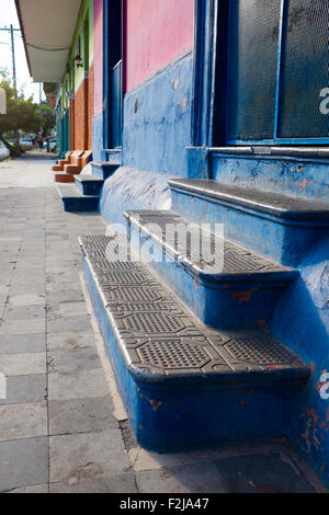 Eine Reihe von bunten farbigen Schritte vor der Häuser, in die Kolonialstadt Granada, Nicaragua Stockfoto