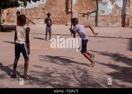 Kinder spielen Baseball in Havanna, Kuba. Stockfoto