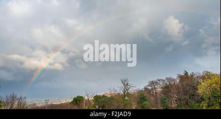 Regenbogen im Tal am Monte Compatri, einer kleinen Stadt in der Nähe von Rom, Italien Stockfoto