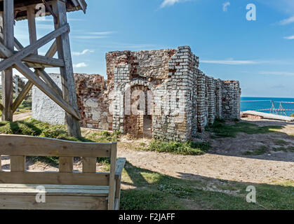 Maarup Kirke (Kirche) Ruine in Lønstrup Jütland Dänemark gerade abgerissen werden, da die Nordsee eingreift. Stockfoto