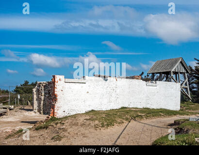 Maarup Kirke (Kirche) Ruine in Lønstrup Jütland Dänemark gerade abgerissen werden, da die Nordsee eingreift. Stockfoto