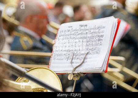Partitur vor den Spielern eine Country-Band, sichtbaren Teil des Instruments Stockfoto