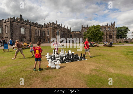 Schach auf dem Gelände des Bishop Auckland Palace, County Durham, England, UK Stockfoto