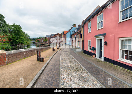 Hübsche Stadt Häuser mit Blick auf den Fluss Wensum in Norwich Stockfoto