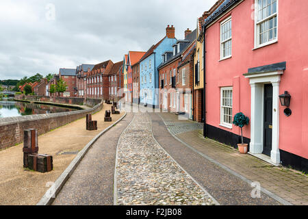 Gepflasterten Gassen und hübschen Häusern mit Blick auf den Fluss Wensum im Quay Seite in Norwich Stockfoto