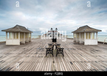 Stürmischer Tag am Cromer Pier, einem traditionellen englischen Küste Pier in Norfolk Stockfoto