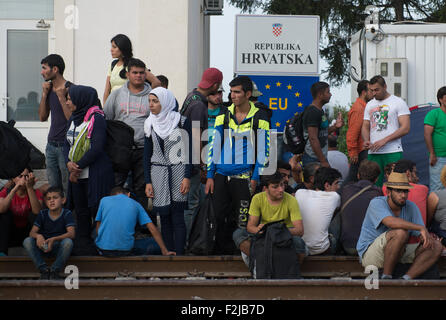 Tovarnik, Kroatien. 19. Sep, 2015. Flüchtlinge warten am Bahnhof auf ihre Reise in Tovarnik, Kroatien, 19. September 2015 fortsetzen. Foto: Marijan Murat/Dpa/Alamy Live News Stockfoto