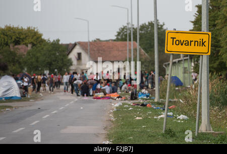 Tovarnik, Kroatien. 19. Sep, 2015. Flüchtlinge warten, um ihre Reise hinter der Stadtgrenze Zeichen der Tovarnik, Kroatien, 19. September 2015 fortsetzen. Foto: Marijan Murat/Dpa/Alamy Live News Stockfoto