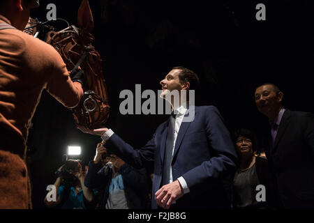 Peking, China. 20. Sep, 2015. Britische Schatzkanzler George Osborne besucht Hintergrund des National Theater of China in Peking, Hauptstadt von China, 20. September 2015. Eine Großbritannien Kultur und Handel Delegation besuchte das National Theater of China am Sonntagnachmittag. Bildnachweis: Bai Xueqi/Xinhua/Alamy Live-Nachrichten Stockfoto