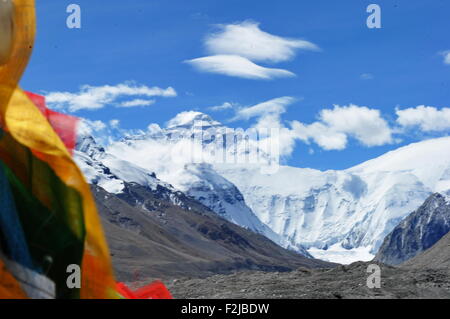 Tingri. 16. Sep, 2015. Foto aufgenommen am 16. September 2015 zeigt die Landschaft von Mount Qomolangma, Südwest-China Tibet autonome Region. Mit zunehmender das Schönwetter im Herbst lockte viele Touristen zum Everest Base Camp, genießen den weiten Blick auf Mount Qomolangma auf einer Höhe von 5200 m. © Zhang Rufeng/Xinhua/Alamy Live-Nachrichten Stockfoto