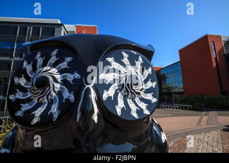 Die Eule "Bone Ranger" vor der School of Computer Science auf dem Campus der Birmingham University, Teil des Big Hoot Birmingham 2015 Stockfoto