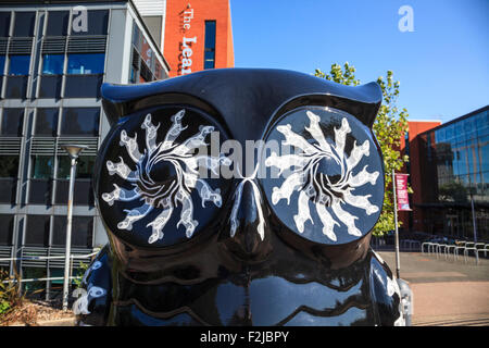 Die Eule "Bone Ranger" vor der School of Computer Science auf dem Campus der Birmingham University, Teil des Big Hoot Birmingham 2015 Stockfoto