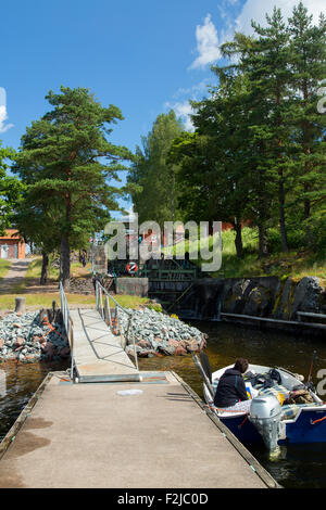 Boot vor Krokfors Lock in Dalsland Kanal, Bengtsfors, Schweden Stockfoto