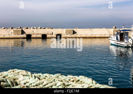 Angelboote/Fischerboote in der antiken Hafenstadt Jaffa, Israel Stockfoto