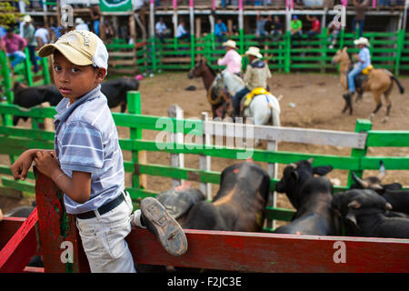 Ein kleiner Junge schaut hinter die Kulissen während der jährlichen Fiesta in Boaco, Nicaragua. Es ist Festival der Bullen Kühe und cowboys Stockfoto